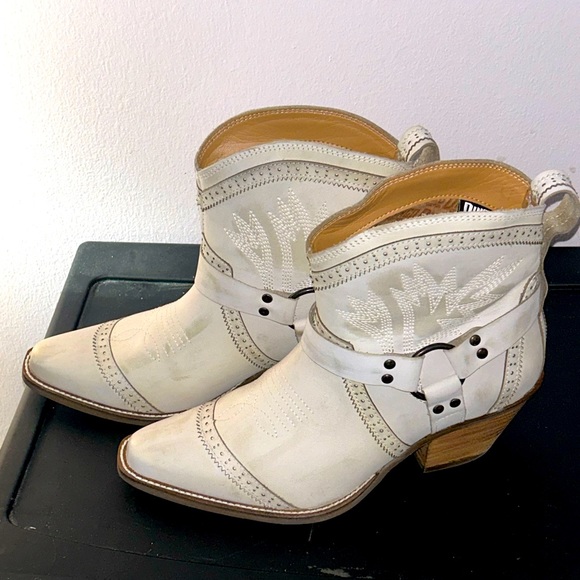 Women’s Size 9 Dingo White Gummy Bear boots $138 value - Picture 4 of 4